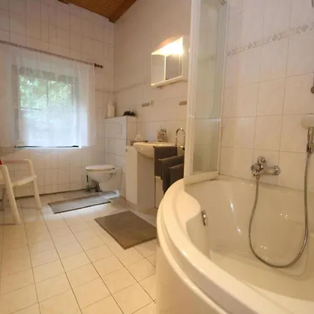 Doppelhaushaelfte, *